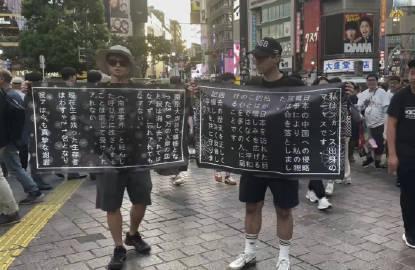 为何日本右翼彻底慌了？法中青年东京街头举牌揭露日军侵华史实，用欧洲解密档案击穿日