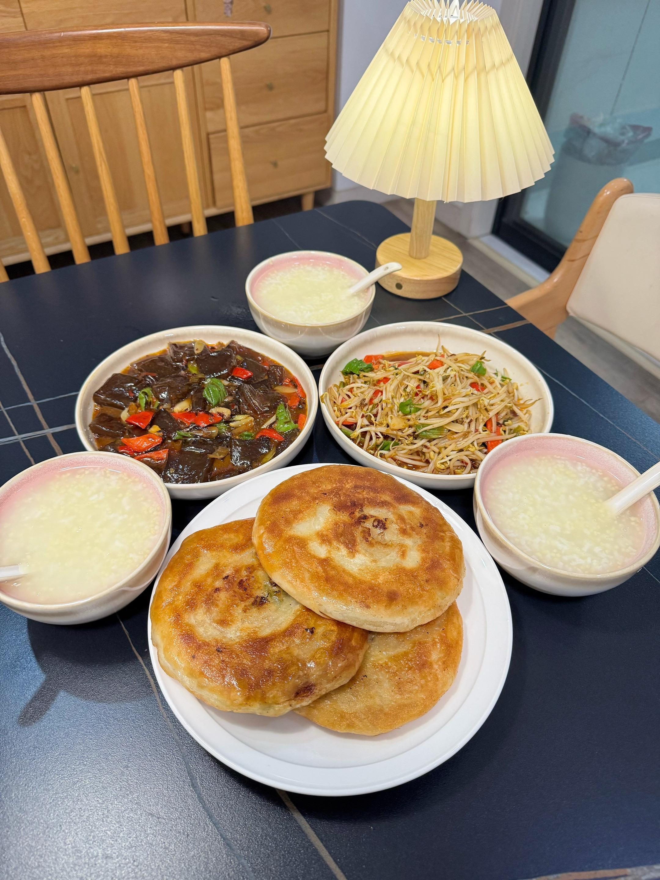 日子不紧不慢，记得好好吃饭。今天吃：炖凉粉，牛肉饼，醋炝绿豆芽，二米粥。