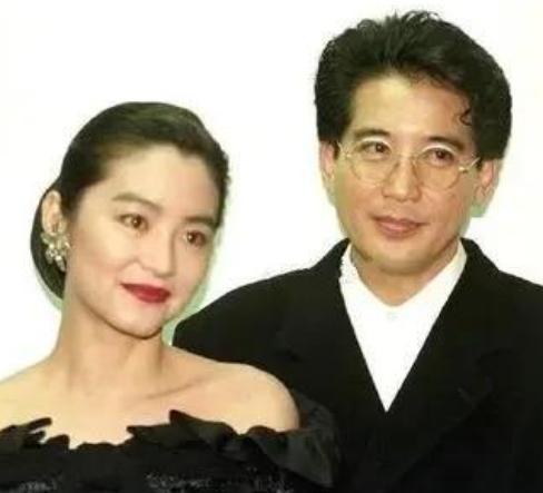 1973年，26岁已婚的 秦汉 爱上了18岁的 林青霞 ，怀孕8个月的妻子 邵乔