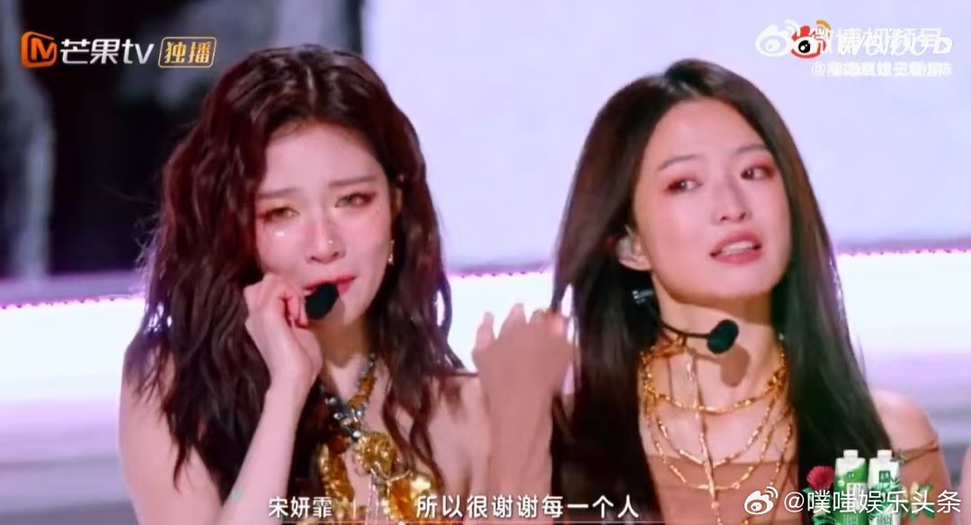 谢娜说别拜了踩我裙子了乘风2025这个意外让舞台变得更有趣了，张小婉成功“坑”了