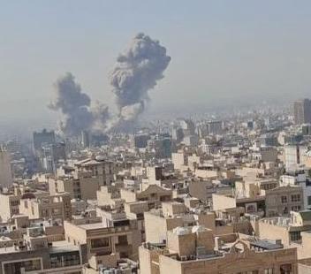 据央视新闻消息，在伊朗报复行动的背景下，以色列的空袭致使德黑兰南部多个政府部委机