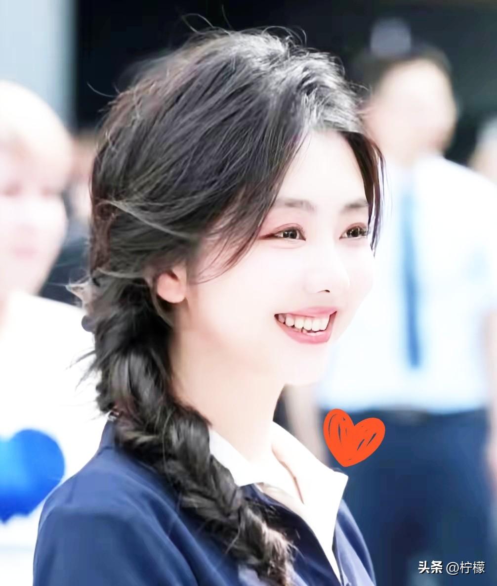 资本大佬为什么都盯着谭松韵？
原因很简单，
不是她有多好的演技、有多漂亮，而是她
