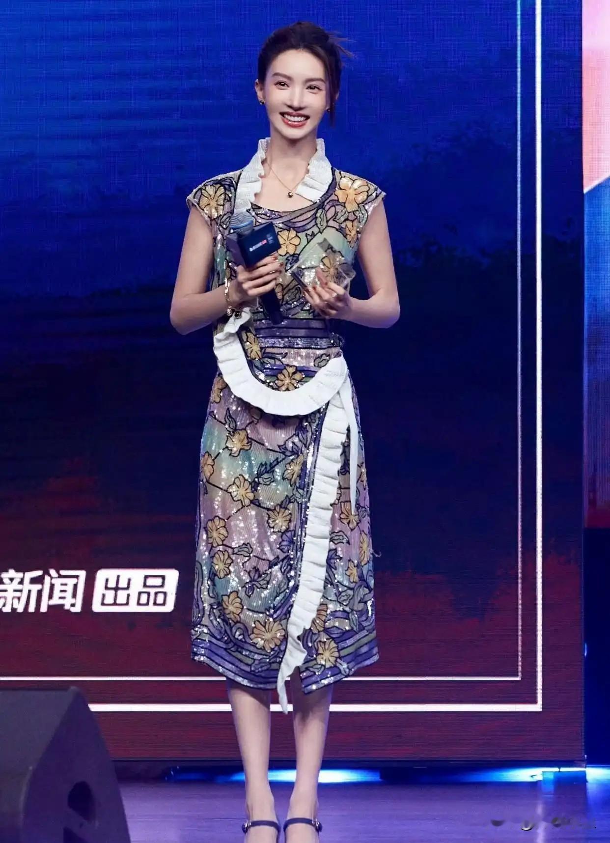 金晨现身线下活动的全套造型亮眼吸睛！

一身无袖碎花亮片连衣裙，满幅细闪亮片自带