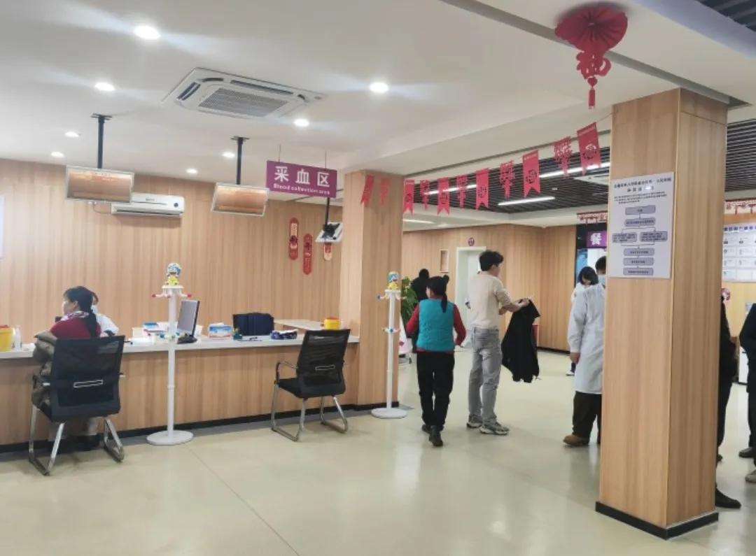 一位食品安全专家说：
在外面吃饭时，能不碰就别碰。一不碰牛蛙，二不碰鸭血，三不碰
