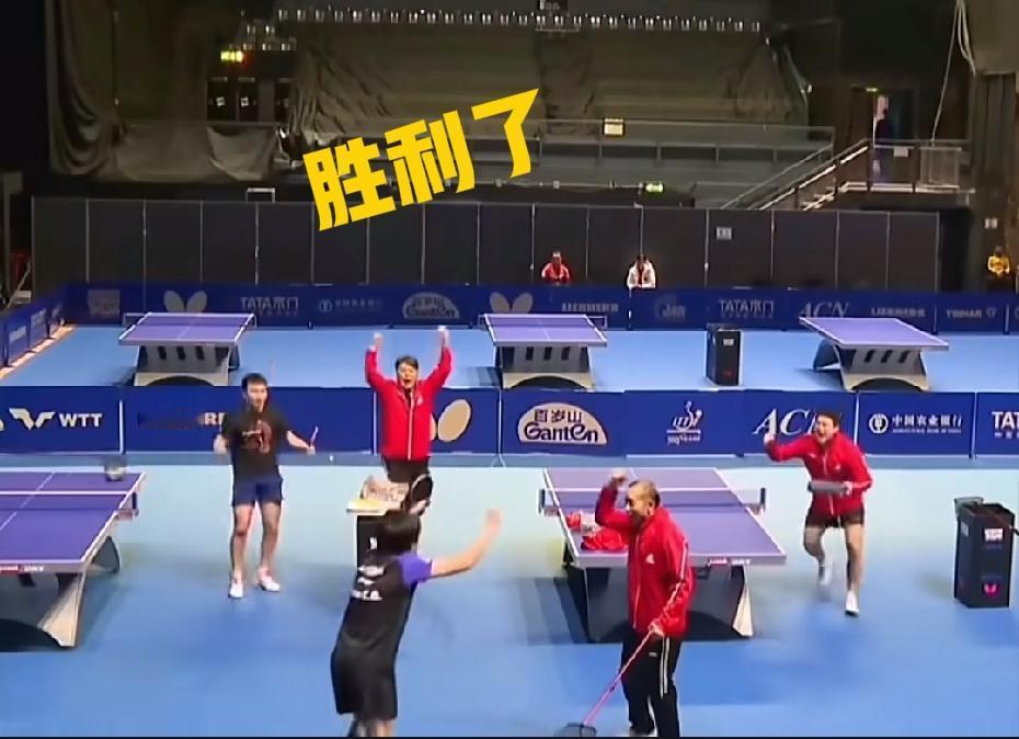 什么时候都会为这个场面停留，石头赢下了比赛，双甜兄弟跑向彼此，热烈拥抱！孙指导高