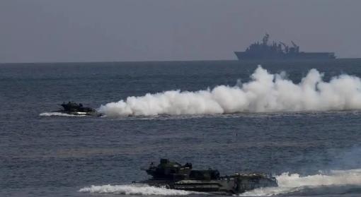 中国刚宣布向菲律宾灾民提供240万美元人道主义援助，不到两天时间，菲律宾就和美国