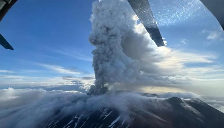 克拉谢宁尼科夫火山喷发：灰柱冲天，暂未波及人居
8月3日上午，位于堪察加半岛的克
