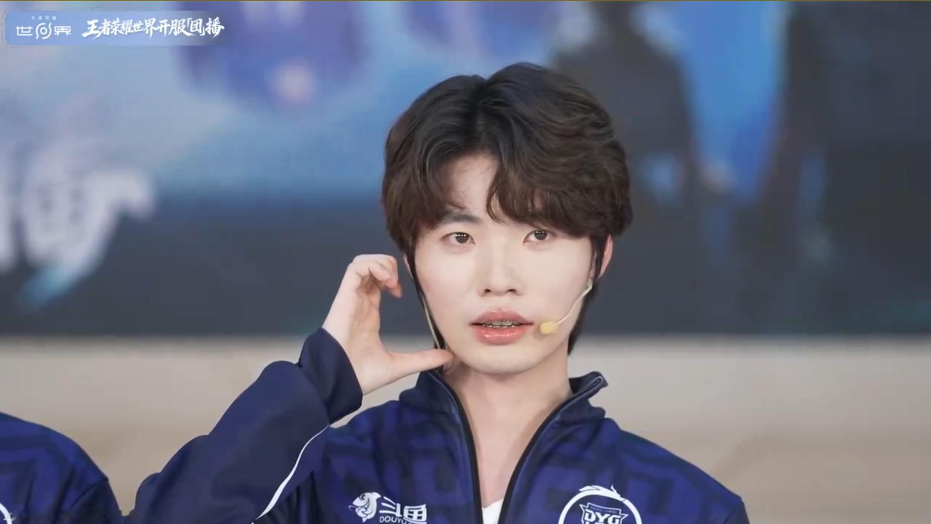 Fly向鱼合照 飞鱼同框，梦回那些一起捧杯的日子。 