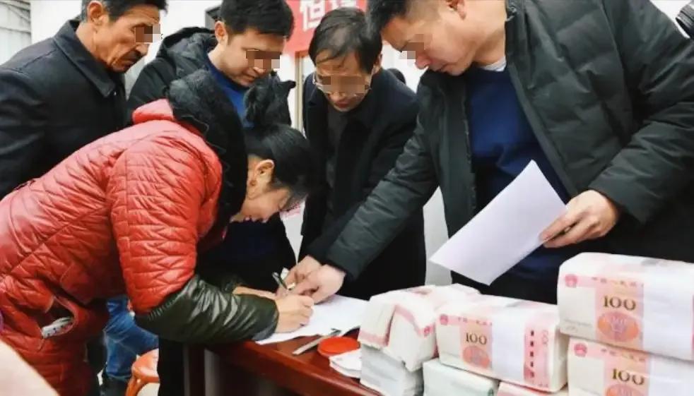 浙江温州，一女子拿了美国绿卡，长期定居在美国。得知自己老家有块土地转让，村民都能