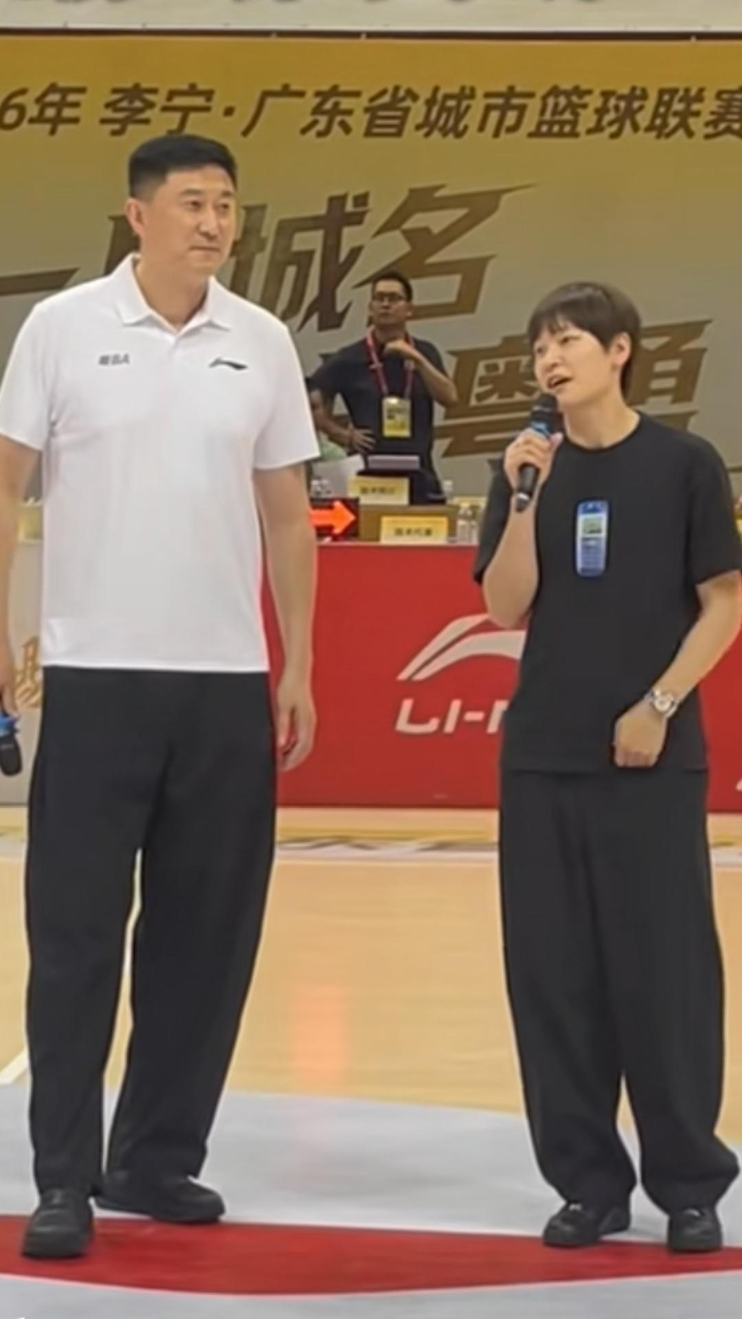 据粤媒报道，北京时间昨晚广东省篮球协会会长杜峰和前中国女篮队长杨力维，在〔中山体