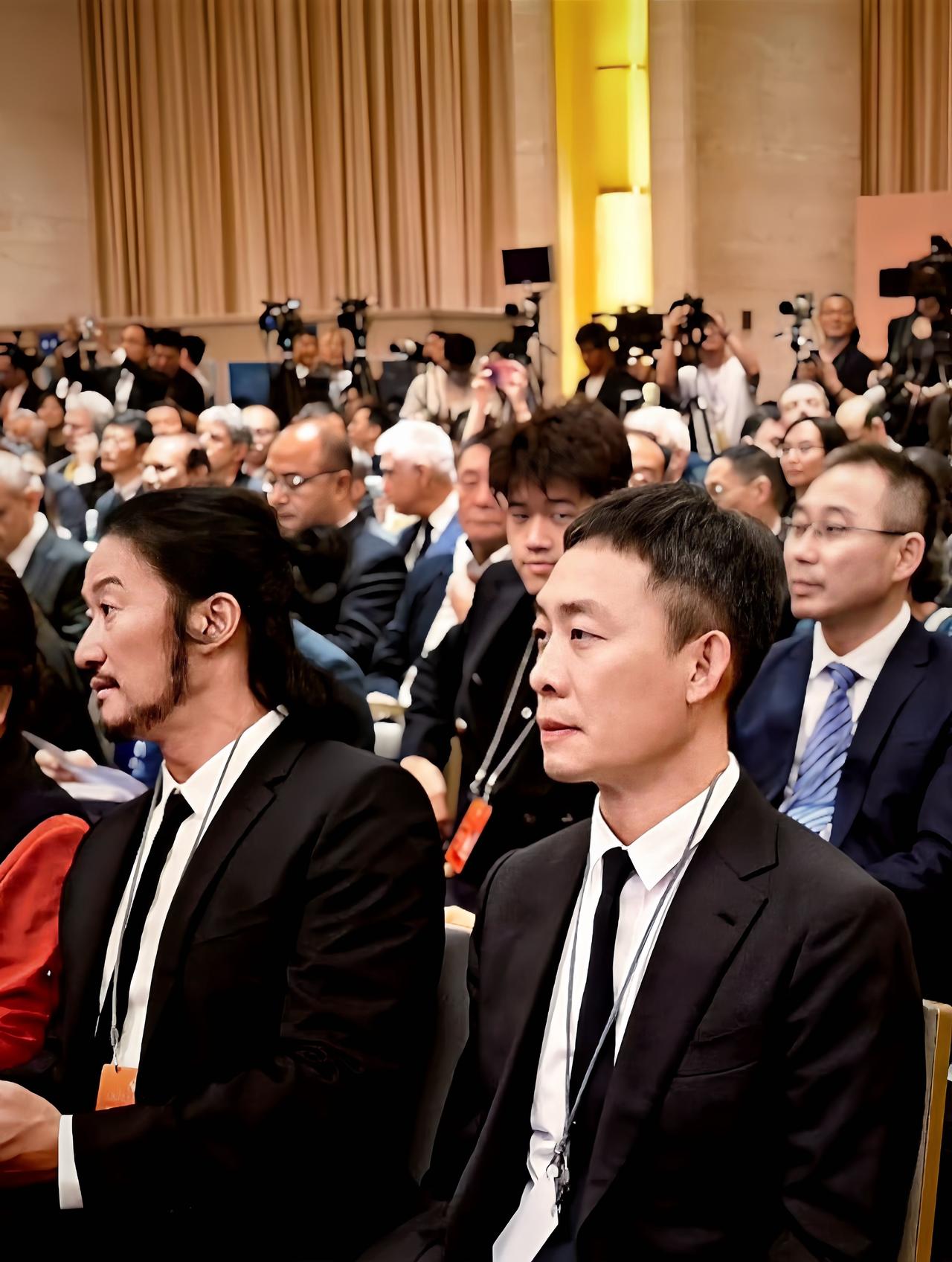 7月10日，吴京与张译参加活动，坐在一起的画面。

吴京的变化好大，看来拍电影《