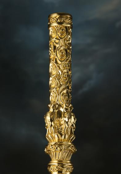 上世纪70年代，内蒙古一位拾荒老人，偶然捡到一根重达 7 斤的金属 “金箍棒”，