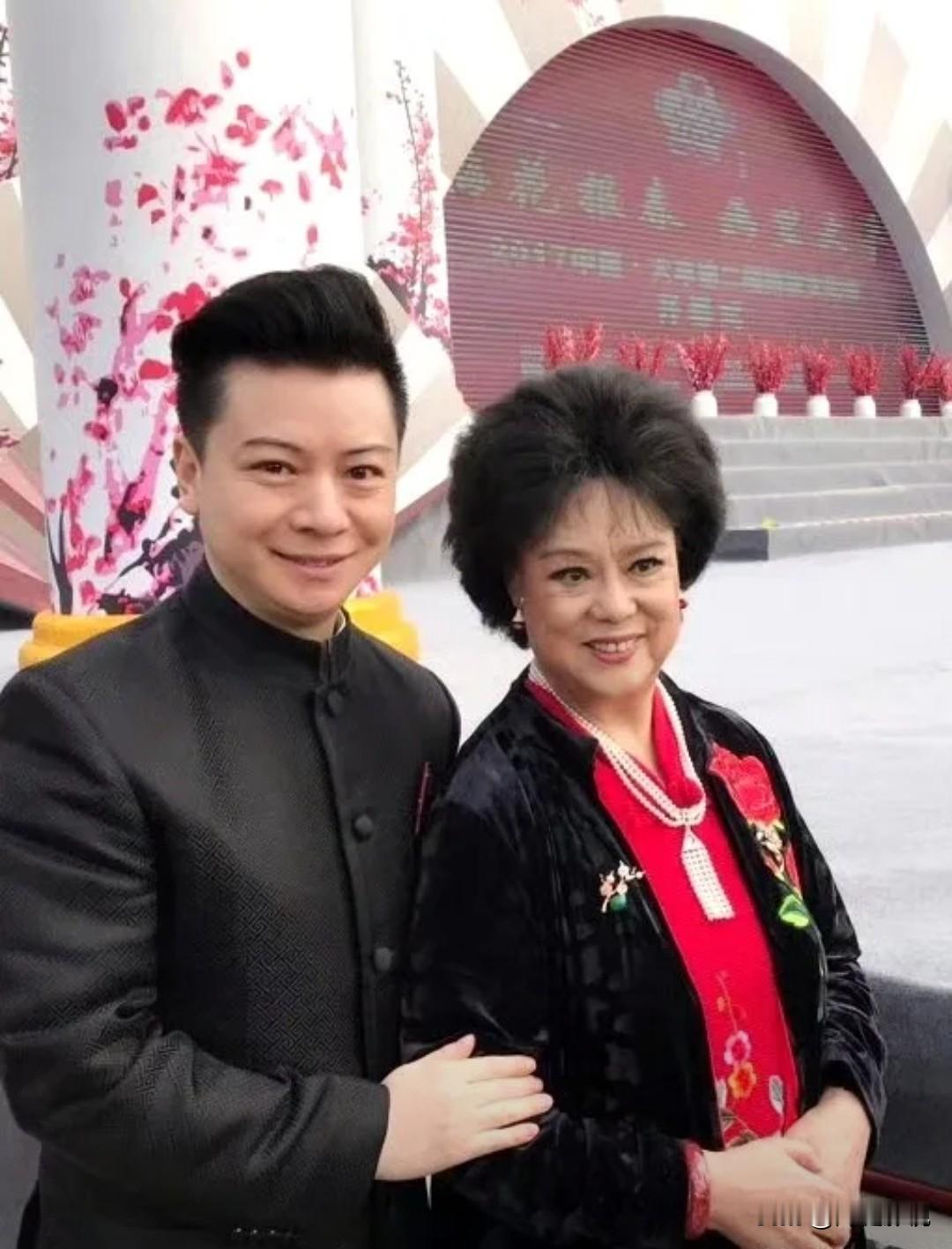 大家看这两位是不是眼熟？尤其右边这位，当年与朱明英齐名。
左边估计大家听过经典《