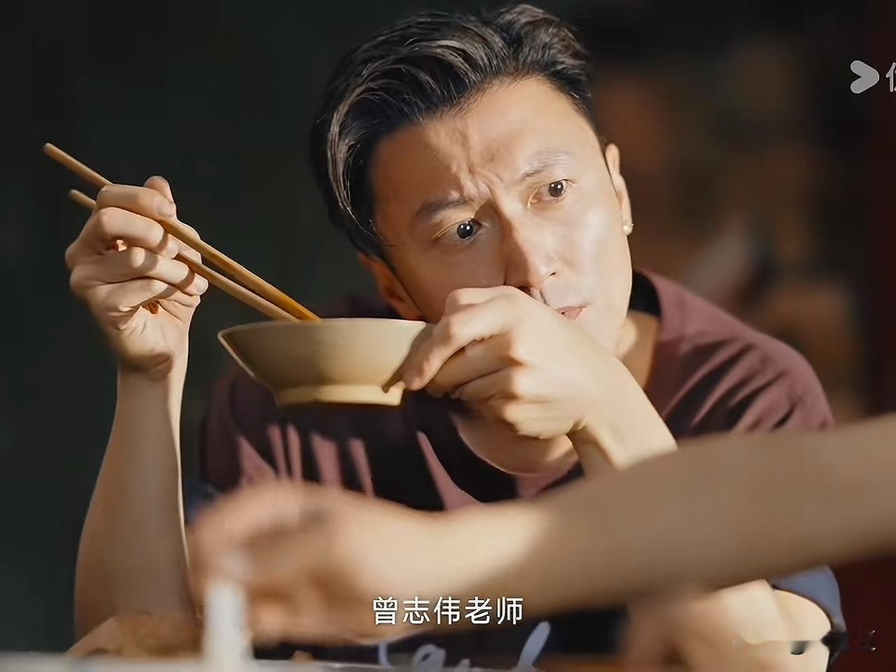 丁真有点委屈地和谢霆锋说：“曾志伟老师，骂我。”谢霆锋一听，立马放下手里的碗，认