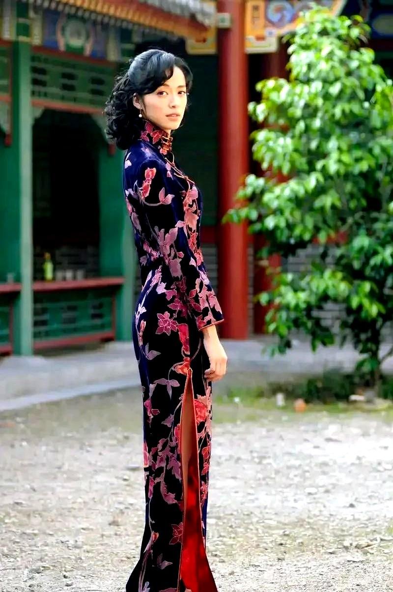 这么多年，还是有人骂《潜伏》的编剧姜伟心太狠。

翠平抱着孩子在村口傻等，守着一