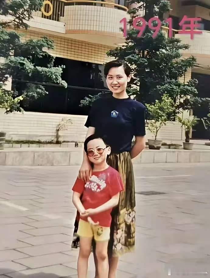 不得不说，妈妈太抗老了。不看小时候的照片，还以为是两口子呢…… 