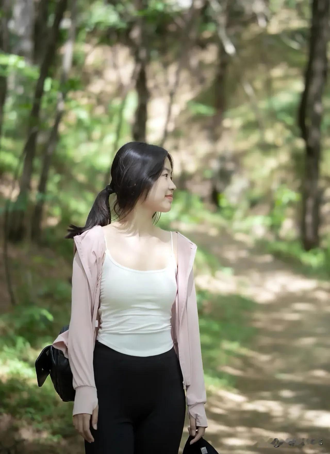 她踏过泥泞，踩碎质疑，  
每一步都是对平庸的宣战。  
从山谷到峰顶，  
汗