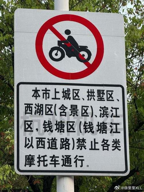 看了一段记者采访张雪的视频。记者问，为什么不用中国的车手比赛？张雪答，因为中国的