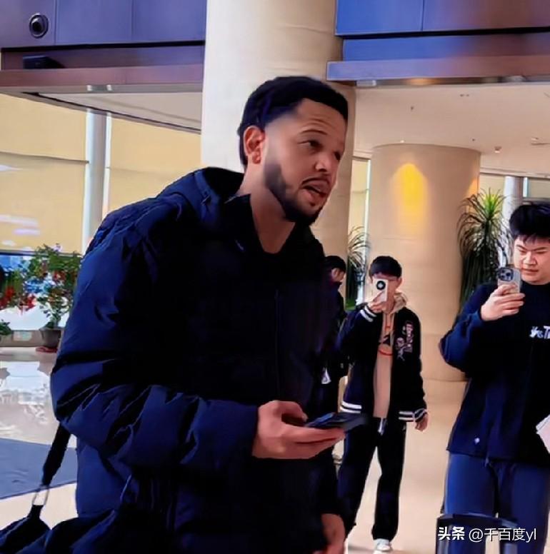 辽宁本钢男篮三个外援到齐准备与队友合练
辽宁本钢男篮俱乐部新签的外援泰勒.哈维已