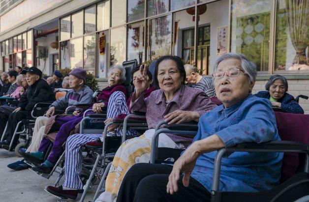 一位7年护工自白：只要老人进了养老院，九成以上就再也回不了家

老人一住进养老院