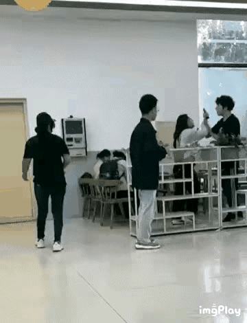肖同学，你要多向这位帅哥学学，如果你当初能这样厉害，那个女生还敢吗？打的一拳开，