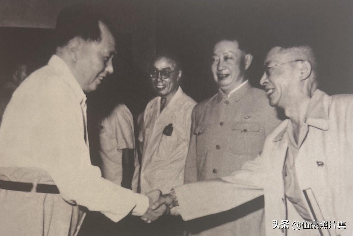 1960年7月23日，毛泽东主席在第三次全国文学艺术工作者代表大会期间，亲切接见