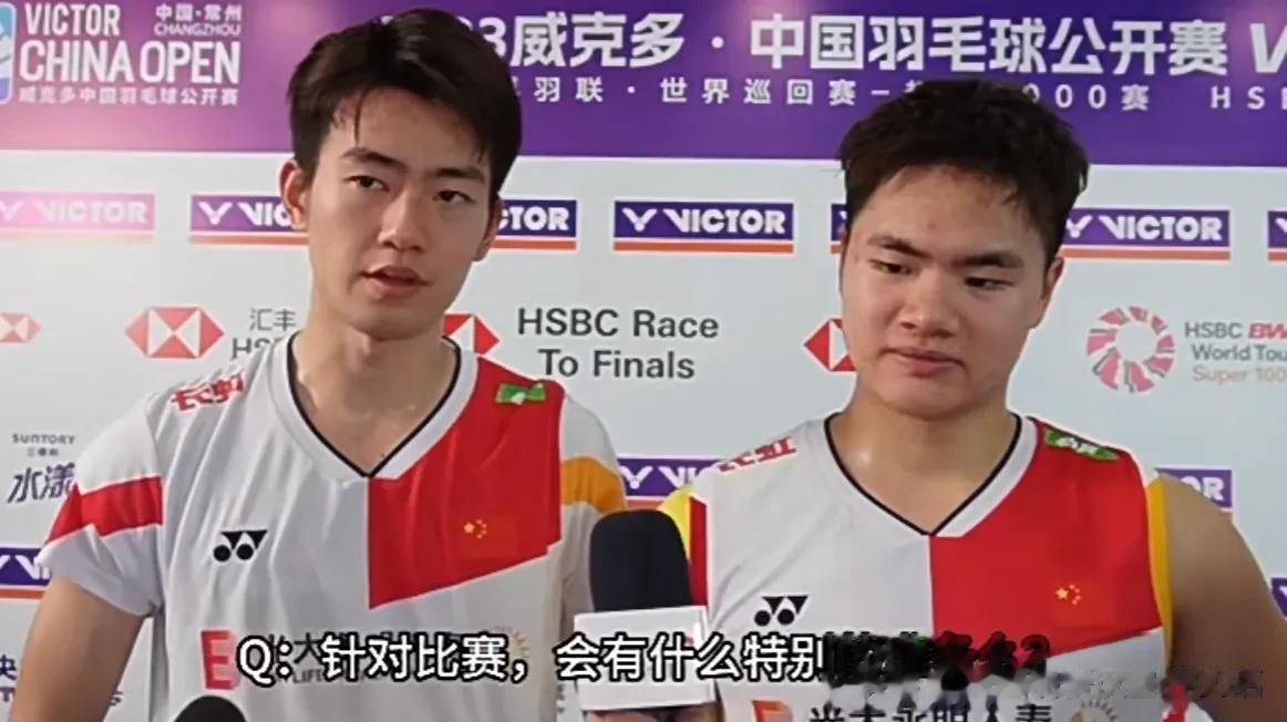 记者：主场打高级别比赛什么感受？

梁伟铿：嗯，观众很热情嘛，氛围感，以前是别人