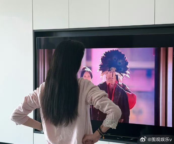 宋祖儿在看折腰 既然历尽千辛万苦回来了，希望祖儿能够沉下心来，好好拍戏，小乔确实