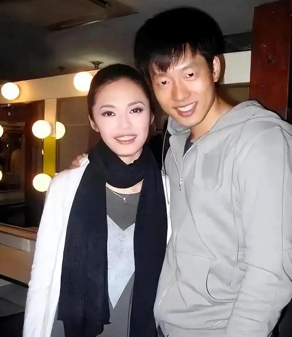 凌潇肃小时候9岁父母离异！他跟着妈妈生活！单亲家庭长大孩子！很渴望有个完整家庭！