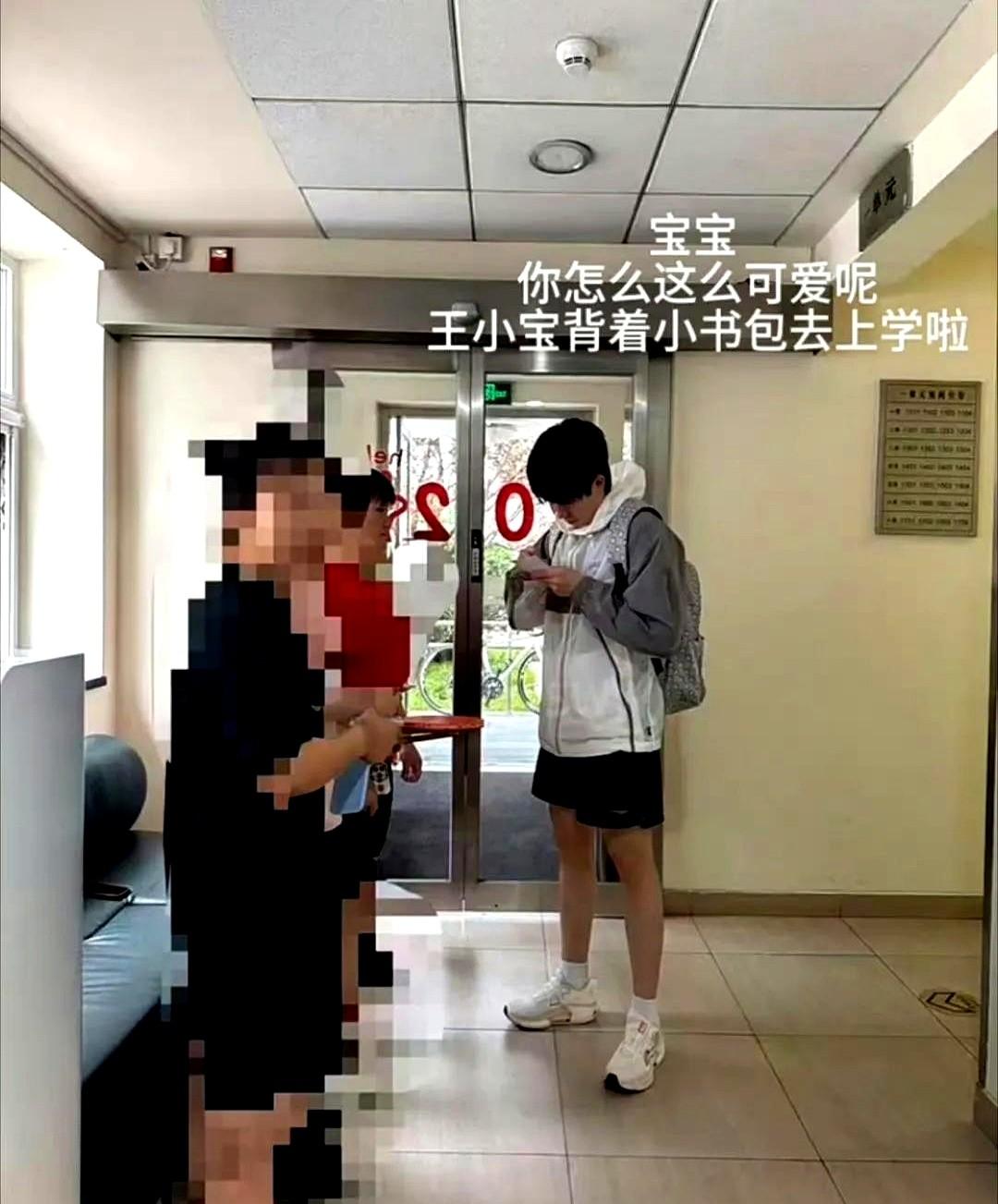 今日份的王楚钦！背着双肩包像一个大学生，青春又充满活力！[飞吻]

话说他之前直