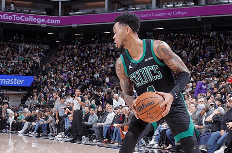 不能理解，凯尔特人一直留着西蒙斯的意义是什么。已经证明了跟球队的打法不相符合，球