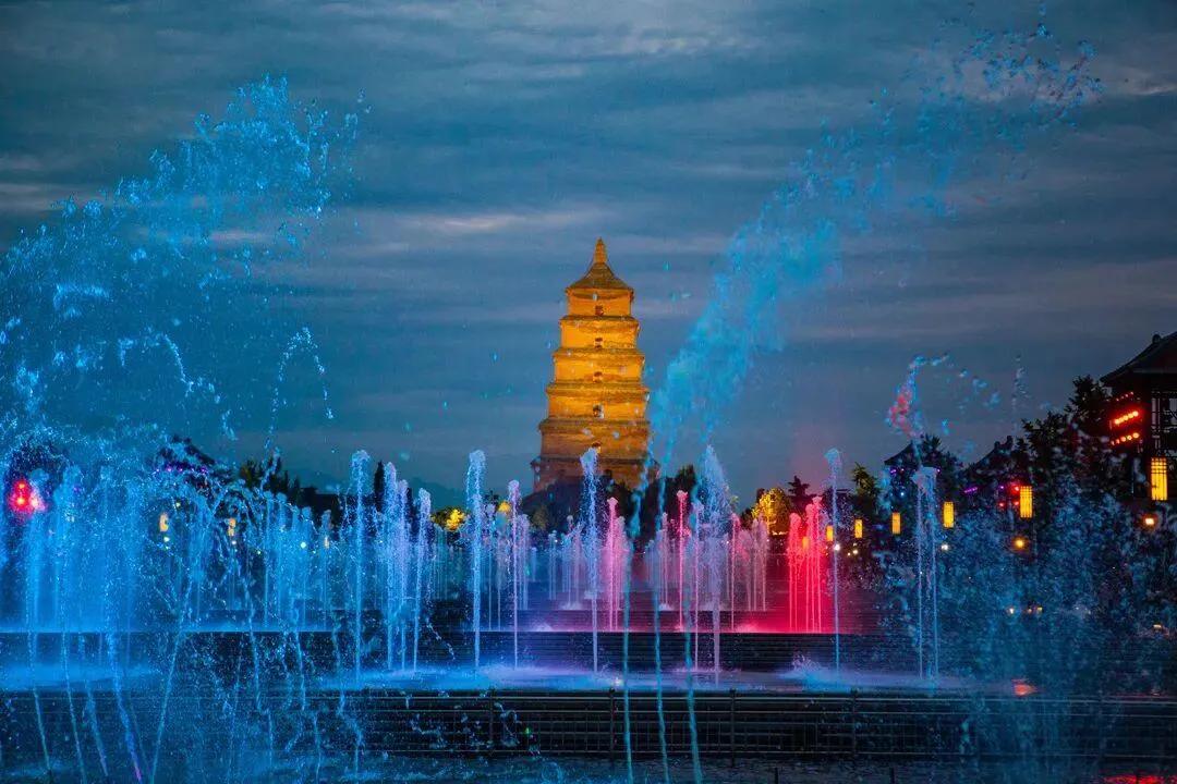 陕西西安、交响乐团：
  雁塔回响，倏忽十四载。
2026西安交响乐团大雁塔户外