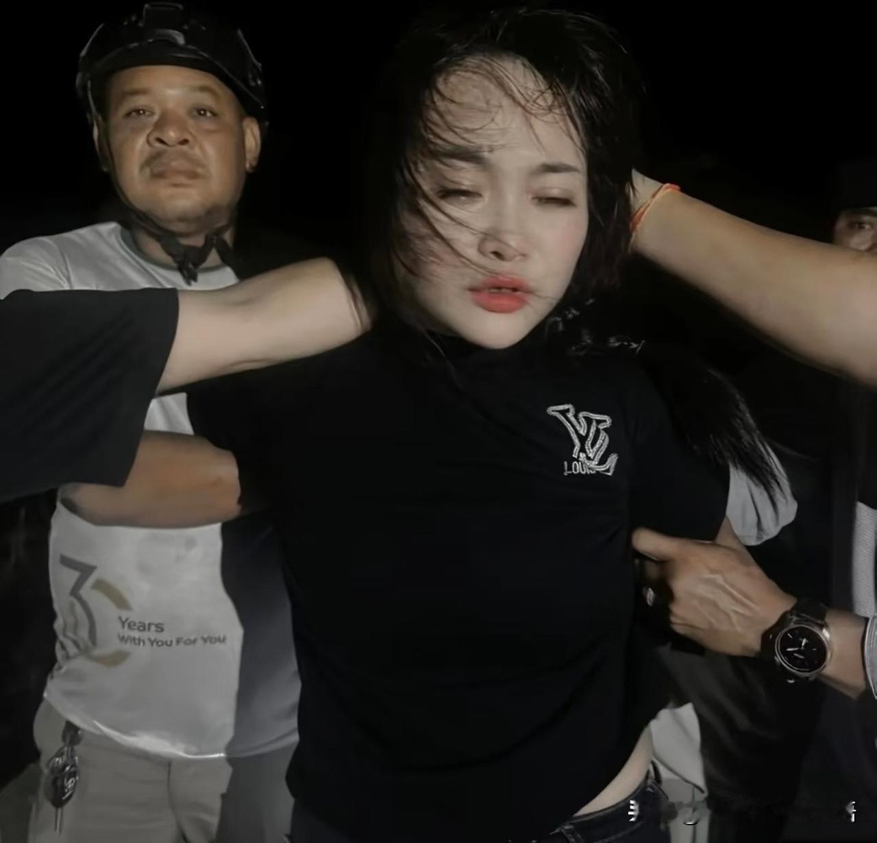 这个女人一天时间火遍全世界，成为所有男人梦想中的女人。
不管她为了谁！
对方是什