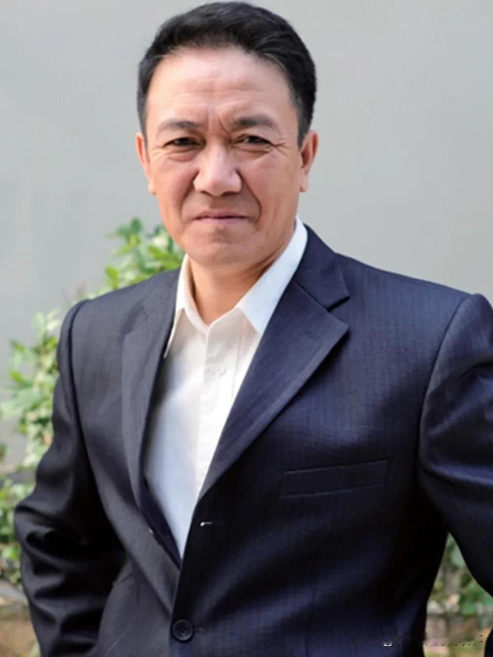 在一次访谈中，主持人好奇地问李幼斌：“你当初为什么选择成为一名演员？是不是为了追