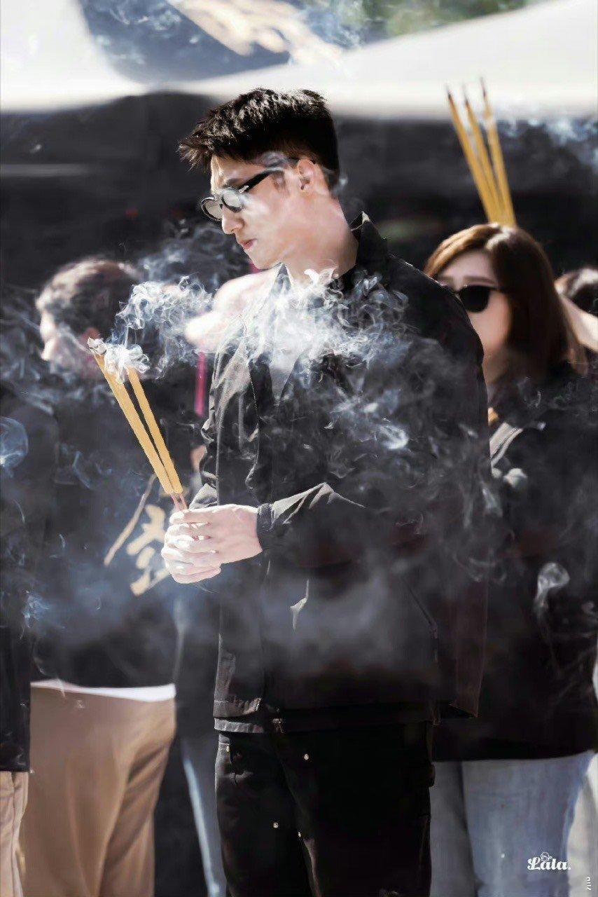 #黄景瑜富士山下适配度#烟雾中，黄景瑜的身影若隐若现，宛如神话中的仙人降临凡间，