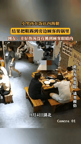 这下闯祸了！湖北，一男子和朋友吃火锅，突然有东西飞进锅里，溅他一身油。仔细一看，