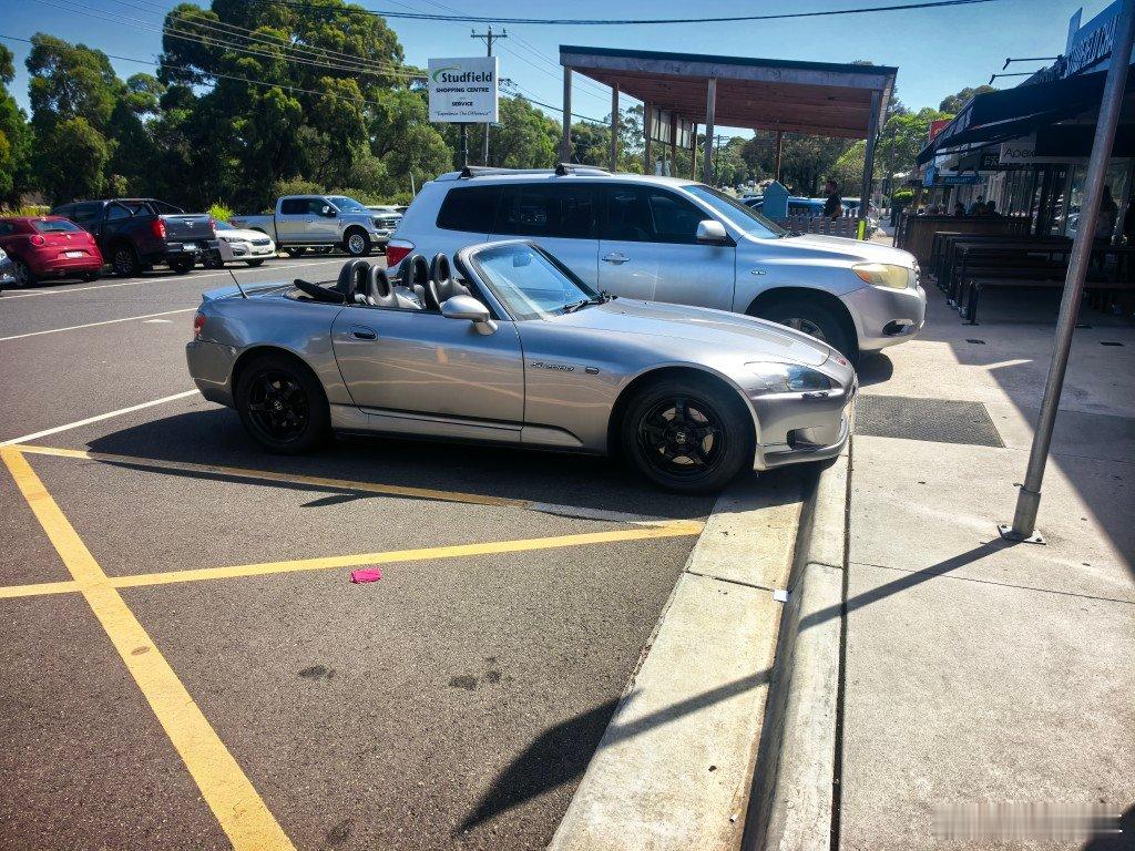 这台坦克车主肯定是华人了华车里，比亚迪很多（还没有看到鲨鱼皮卡），长城次之，吉利