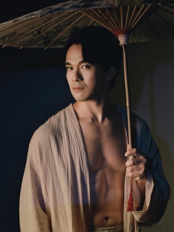 錢小豪與郭秀雲的兒子，兼「鋼鐵大王」後人龐傑繼子龐景峰（Andrew），近年從演