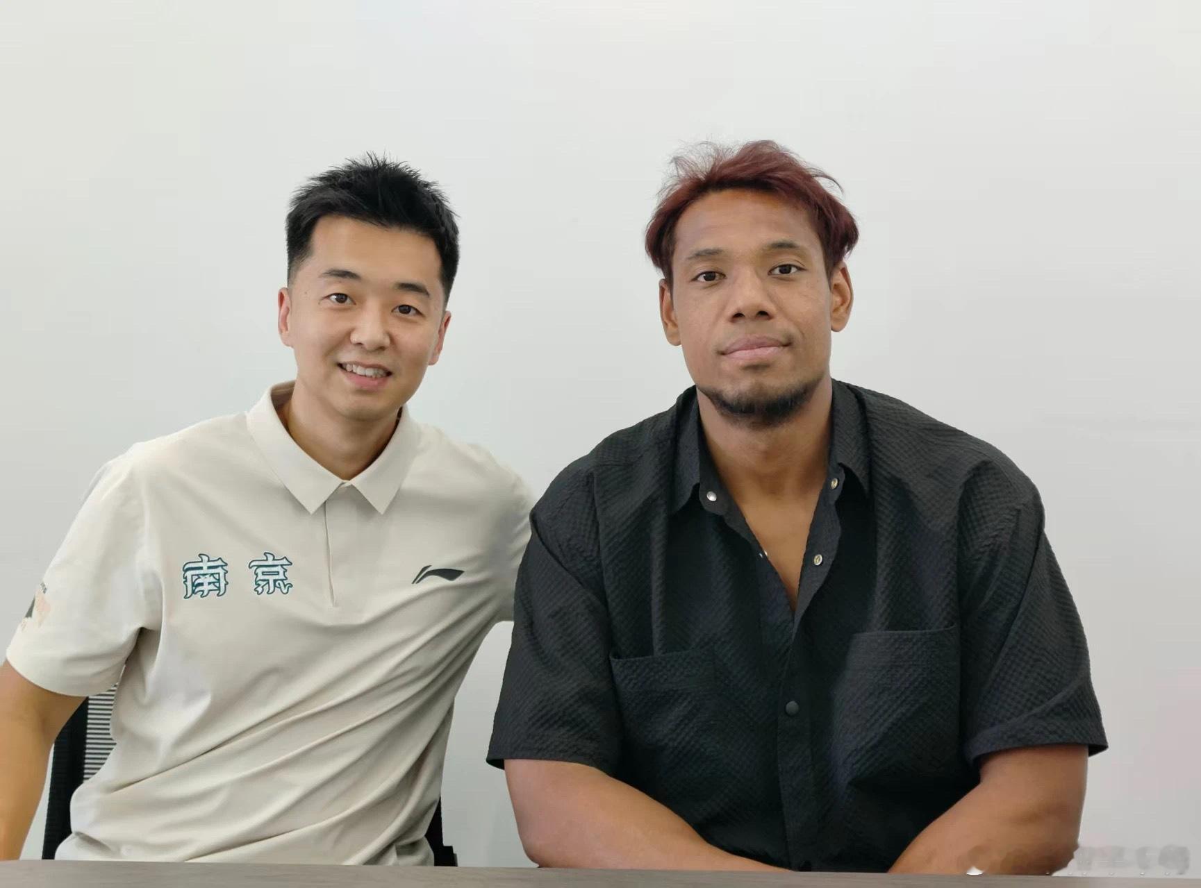 祝铭震与南京同曦队续约。昨天的张宁、今天的威廉，北大双子星几乎同时留队继续职业生