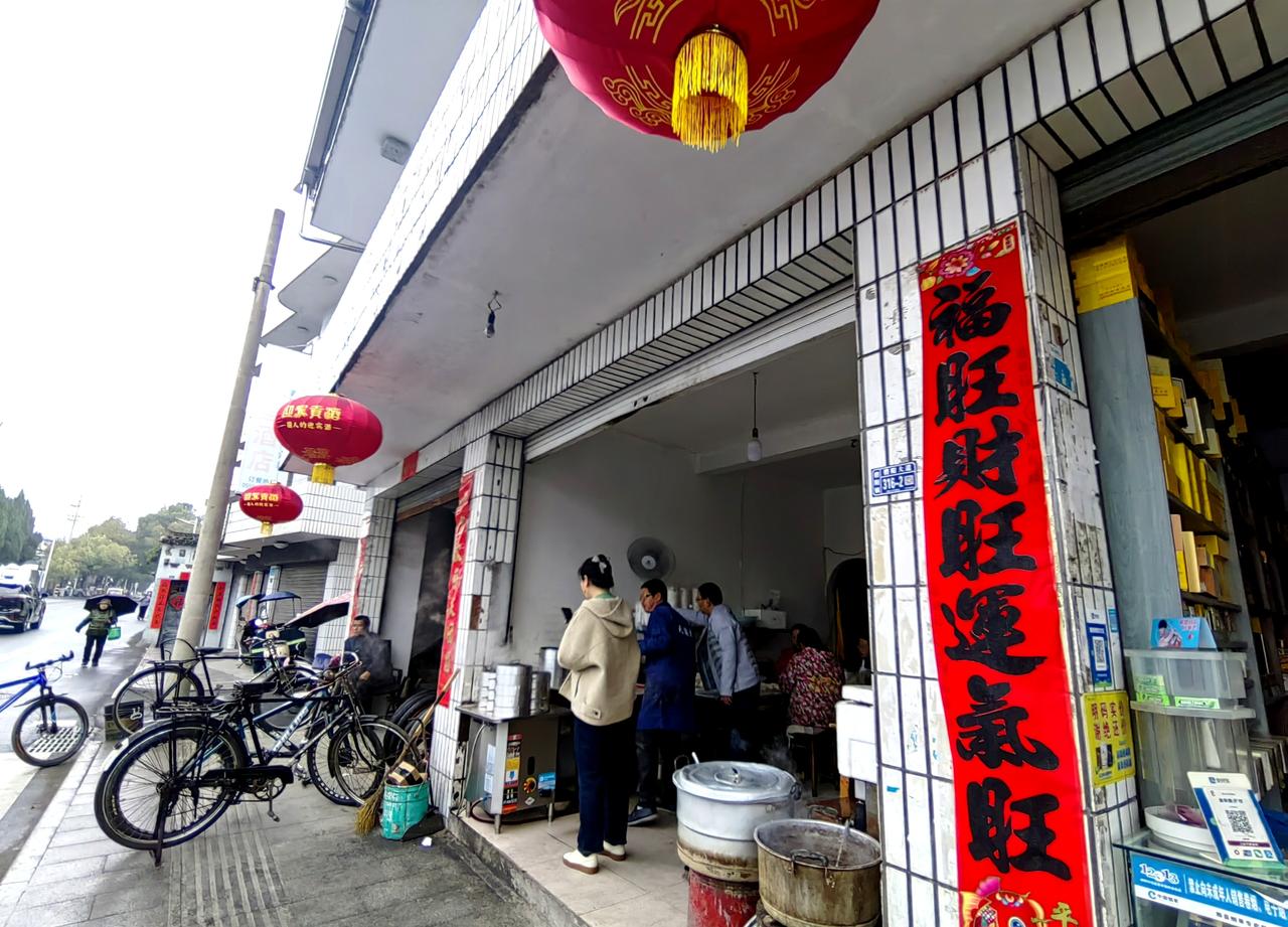 【原创】
黄山黟县县城最好吃的包子
县城碧阳大道桃源罐头厂斜对个儿，纯手工现包现