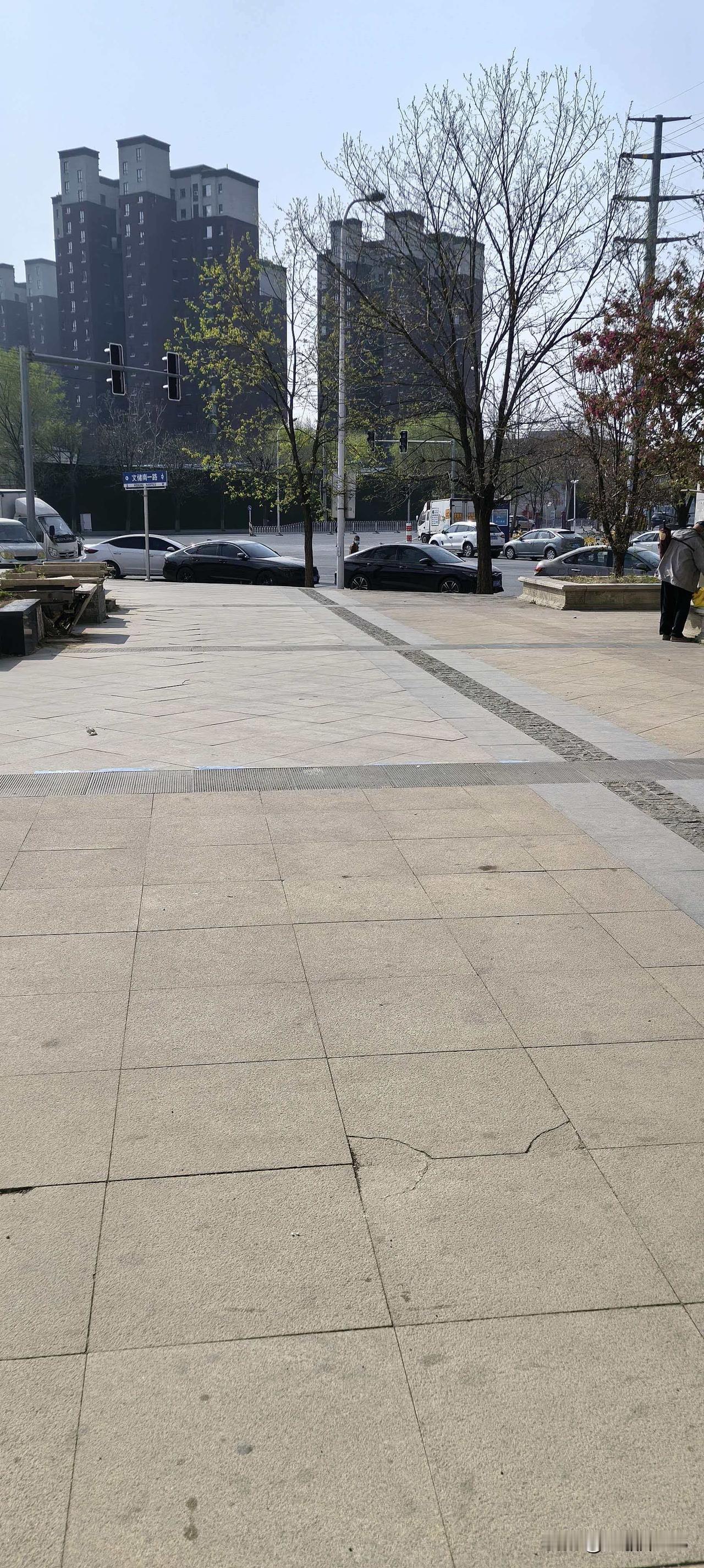 来到熟悉的拳场，姐妹们围过来问长问短，问我骨折伤好没有，感叹老人走的不遭罪，安慰