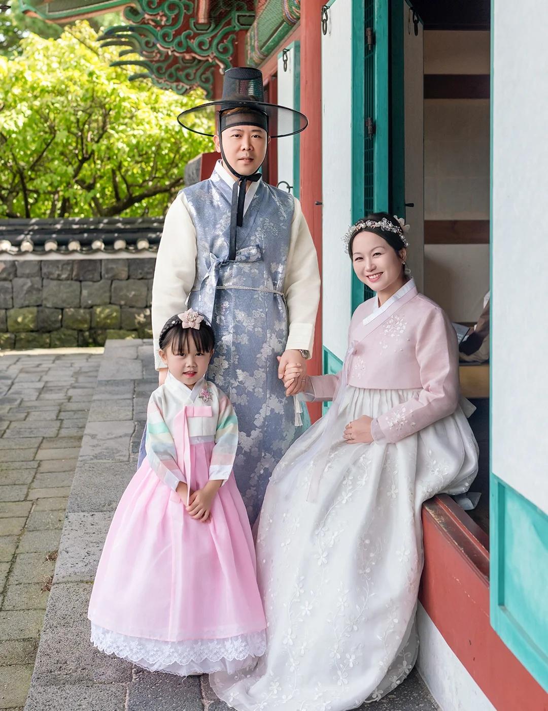 全家福新打开方式✨休韩服体验留下最美记忆
-上面的照片是在济州岛体验高端韩服和拍