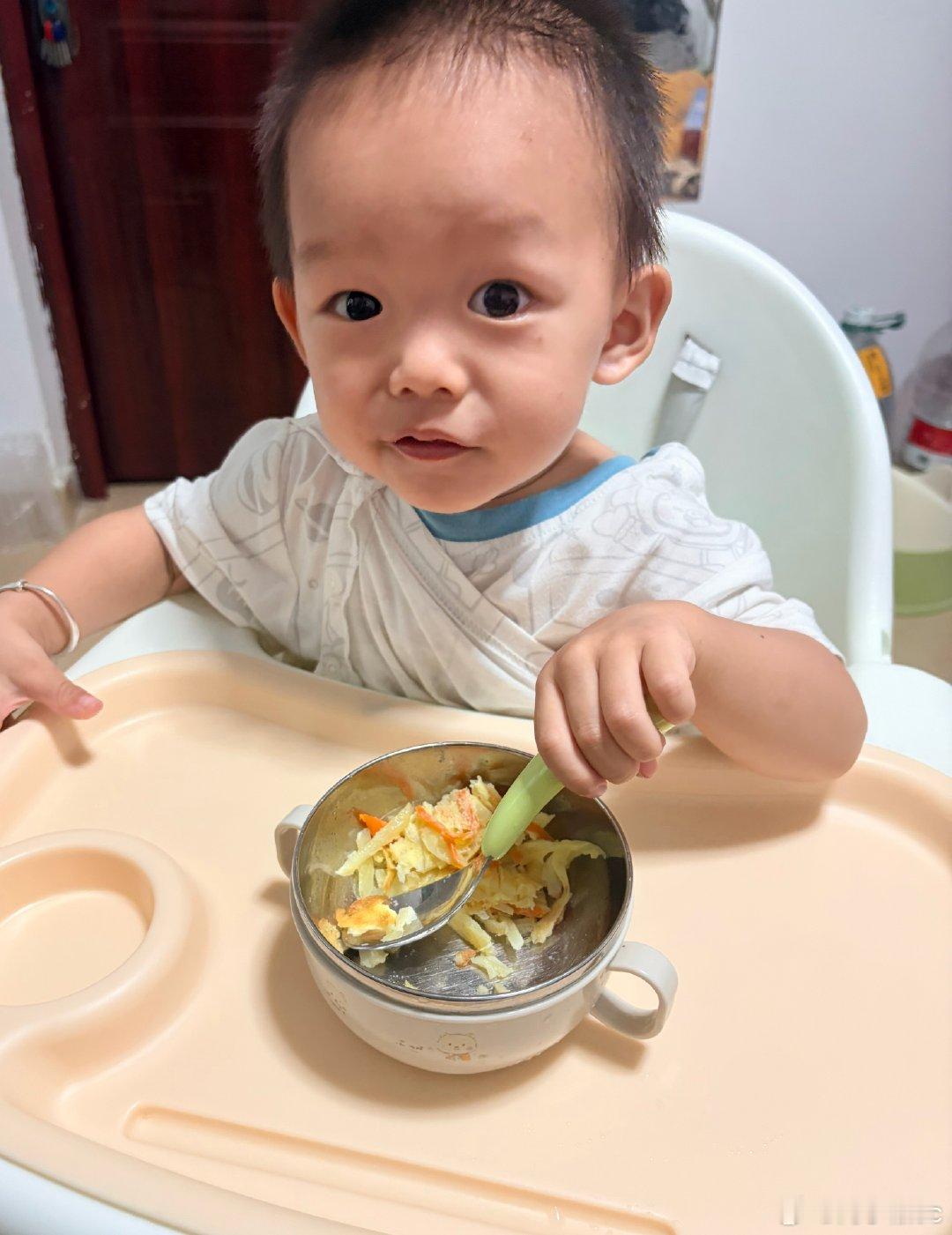 早餐🍳跟着网上做的胡萝卜土豆丝饼，又又又翻车了！问娃好不好吃？他给我摇头🤦♀