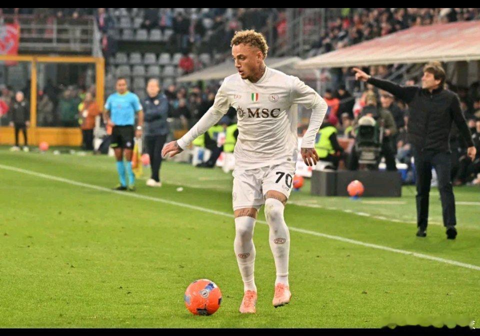 1月4日讯 据意大利媒体《米兰体育报》报道，那不勒斯决心签下梅努，并考虑出售诺阿