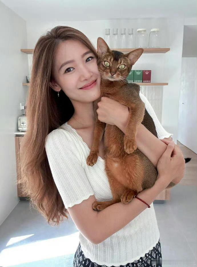 黄轩女友晒照黄轩这小子吃的也太好了吧，谁能拒绝这样的鲜活的女孩子呢！ ​​​