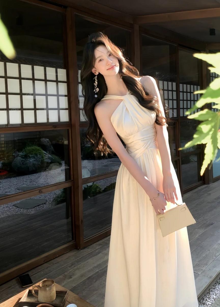 矜贵东方美，一眼万年的白月光裙
 
这条挂脖式缎面长裙，完美诠释了“秋水为神玉为