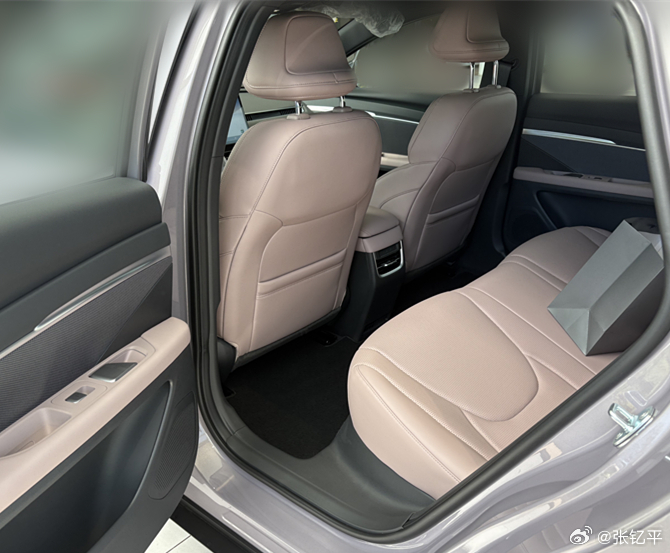 小鹏MONA M03销售反馈：1，这家是商超店，三月客流相比一二月份有明显上涨。