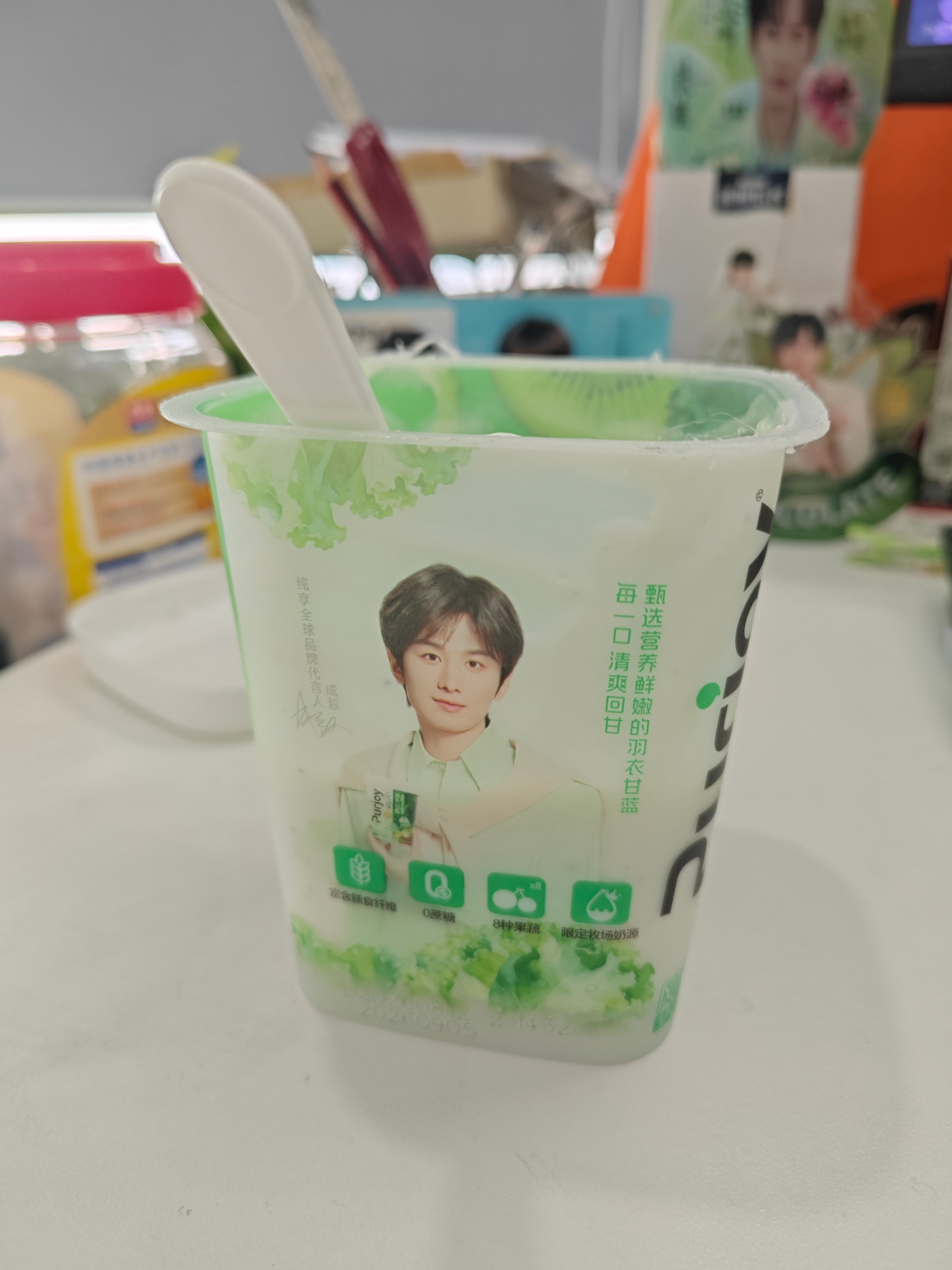 今天有些忙，我又很困，喝杯纯享 酸奶提提神儿，顺便看几分钟 莲花楼，我的李莲花碧