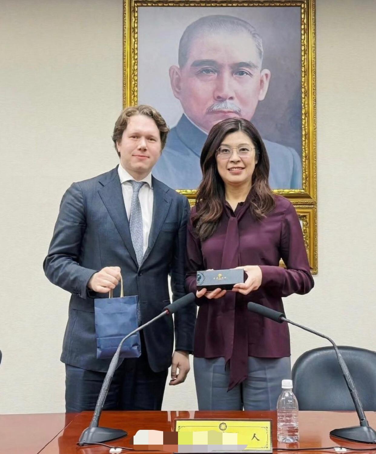 郑丽文大陆行结束后回到台湾，就急忙在国民党总部会见了来访的美国外交关系协会(CF