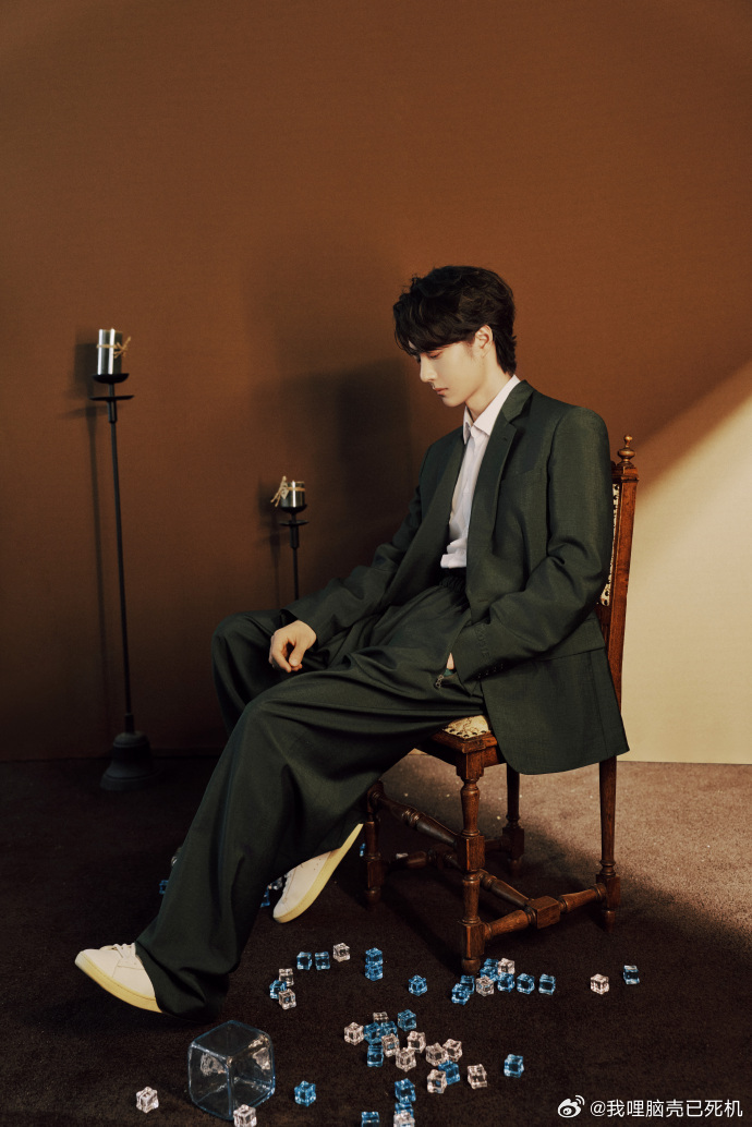 王一博元宵节九宫格王一博元宵节绿色西装营业照 王一博元宵节九宫格，王一博元宵节绿